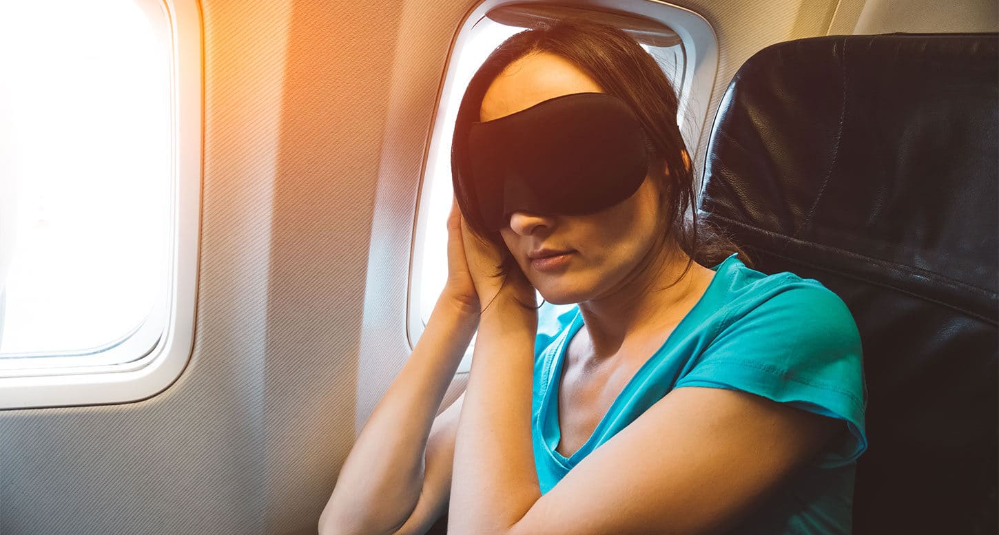 Femme dormant dans l'avion
